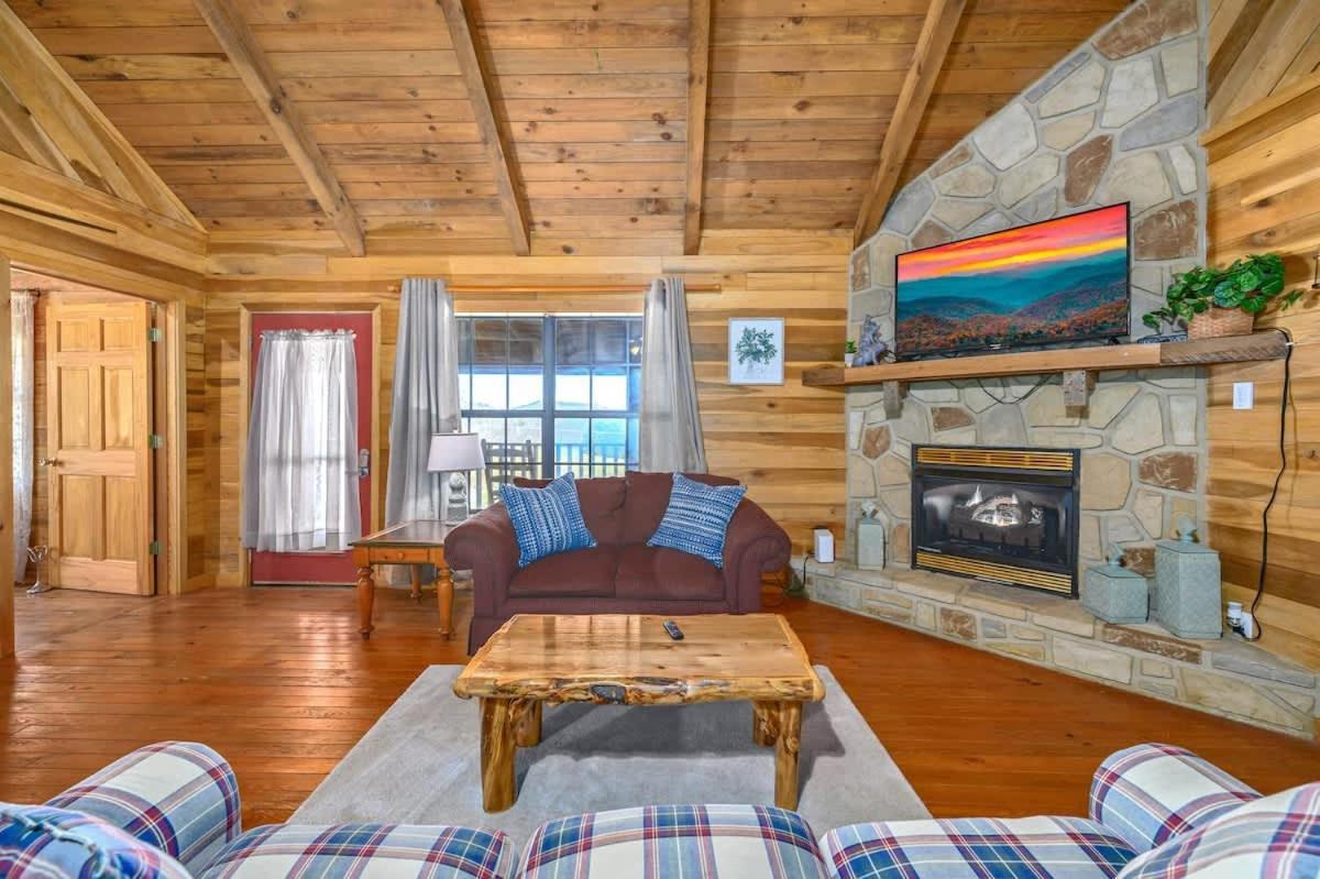 Beautiful View! Log Cabin,Fireplace,Hot Tub,Arcade,Pool,Fishing Севьервилл Экстерьер фото