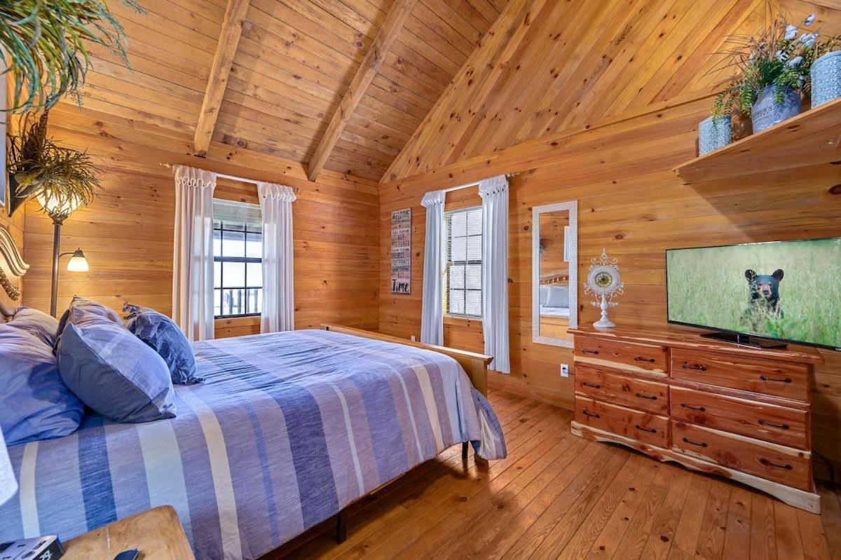 Beautiful View! Log Cabin,Fireplace,Hot Tub,Arcade,Pool,Fishing Севьервилл Экстерьер фото